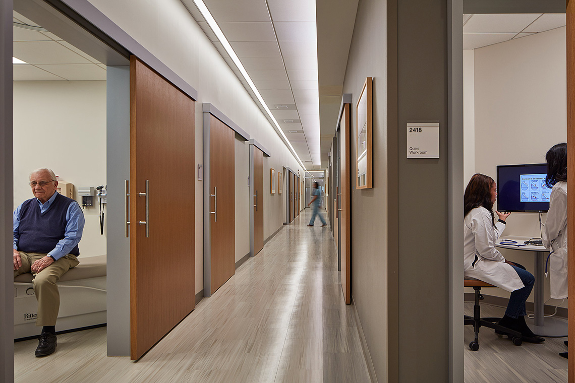 University of Chicago Medicine – Ambulatory Care Center at Streeterville exterior lighting
